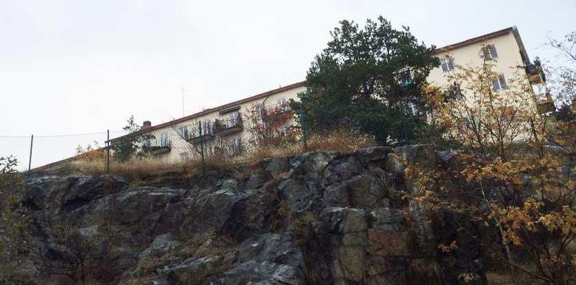 Sida 5 (13) Nuvarande förhållanden Befintlig bebyggelse Planområdet ligger i nära anslutning till Aspuddens tunnelbanestation mellan lamellhus, punkthus, villa- och radhusbebyggelse.