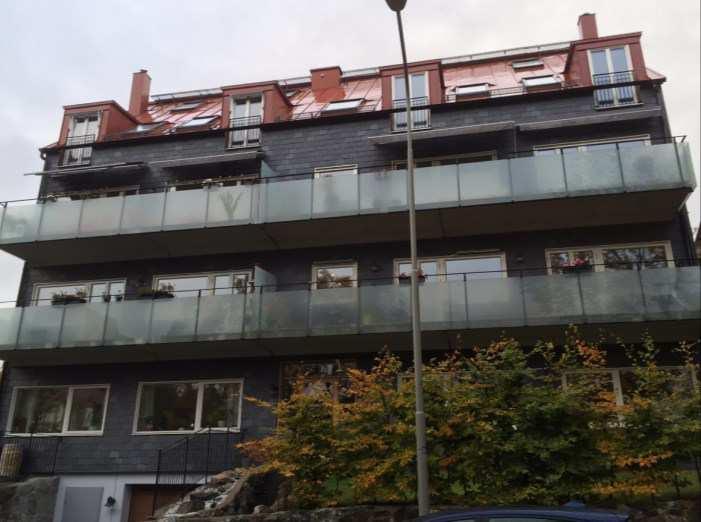 nära anlutning till Aspuddens tunnelbanestation samt radhus vid norra delen av Sigfridsvägen.