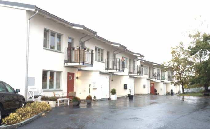 Sida 7 (13) Radhus, uppförda 2011, vid norra delen av Sigfridsvägen drygt 60 meter norr om planområdet.