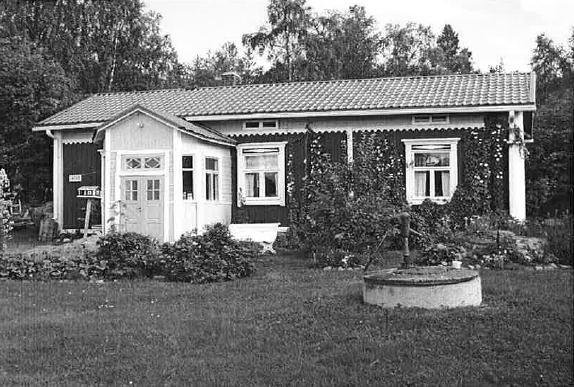 10. Västerbyvägen 403 (Björkbacka) Byggår: 1865 Byggnadens skick (2001): god Bevaringsmöjligheter (2001): goda Byggnadens