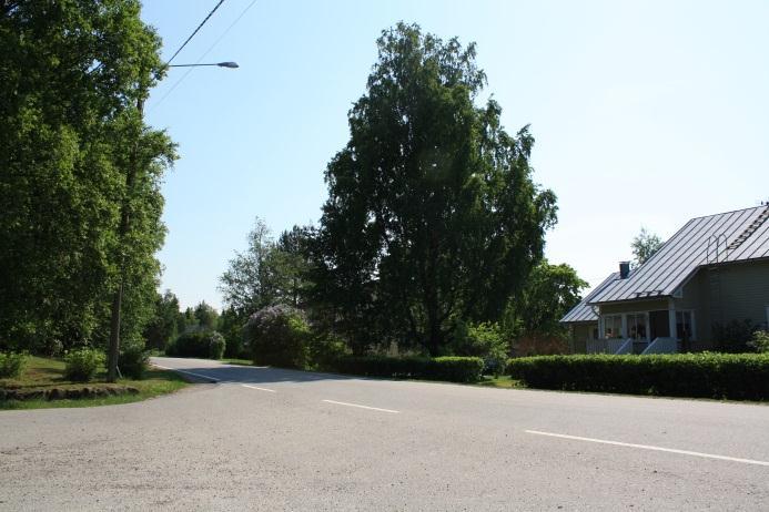 Bild 7. Byns södra del fotograferat från norr från Träskvägen. Bild 8. Det äldsta byggnadsbeståndet i byns norra del, fotograferat söderut från Västerbyvägen. Bild 9.