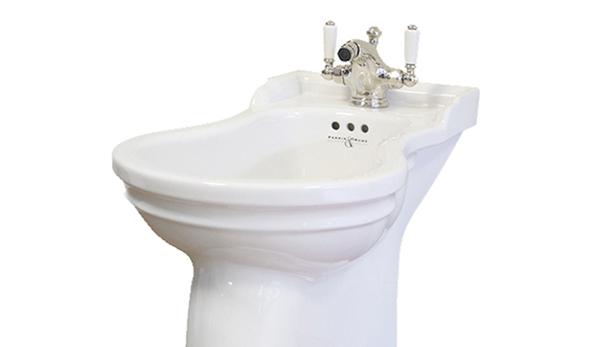 P&R Victorian Bidé BIDÉ modell VICTORIAN.I samma serie finns WC, handfat i olika modeller likväl som toalettborstar och andra accesoarer. Perrin? Rowe s bid?