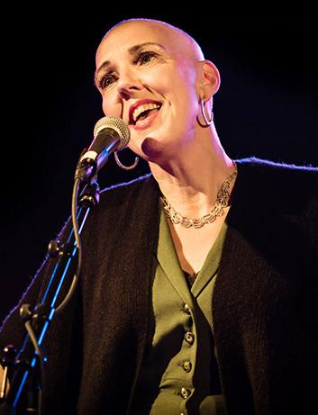 januari Anna Heikkinen om cancer och musikens betydelse för läkning Sångerskan Anna Heikkinen berättar om när hon drabbades av bröstcancer och hur hon använde sig av sång och musik i