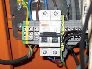4.10. Elektriska anslutningar Installation uförs med beaktande av information på sid 3.. Anslutningar måste utföras i överensstämmelse med aktuellt kopplingsschema.