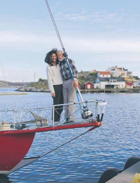 Äventyrare med vind i seglen Elsa Lagström för Lokalbladet Deborah Shapiro och Rolf Bjelke möter mig vid grinden till varvet på Hälsö där deras båt ligger förtöjd.