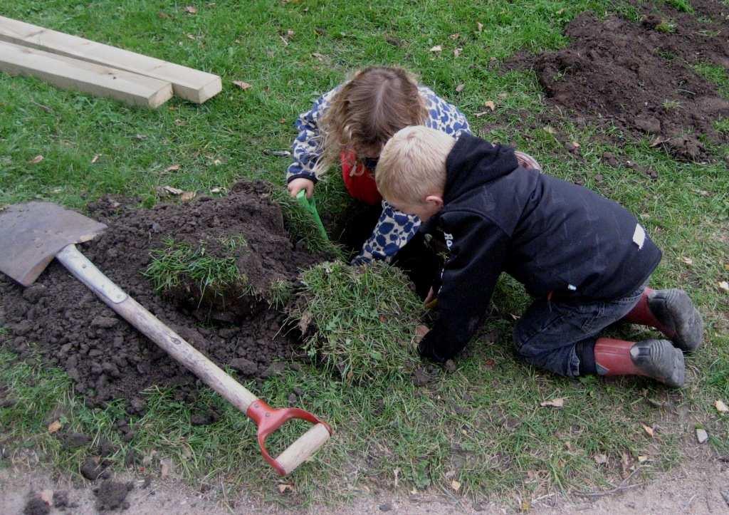 Stubbar för balansrunda och samlingsplats grävdes ner vid samma tillfälle. På småbarnsavdelningen på Röda Stugan byggdes en träbana att smyga på, bakom en lång buskrad.