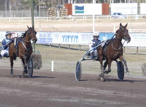 Från sitt innerspår höll Kajsa upp ledningen och drog sedan i ett jämnt tempo. 300 kvar ökade hon tempot och över upploppet hade B.W.L.