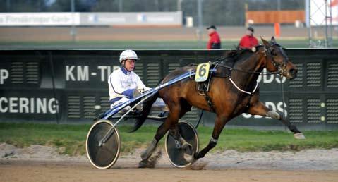Den här gången var det dock Björn Goop som satt i sulkyn och han placerade Turbo Sund-sonen i andra utvändigt. Där kunde han sedan sitta kvar till upploppet då Turbo Viking fick full anfallsorder.