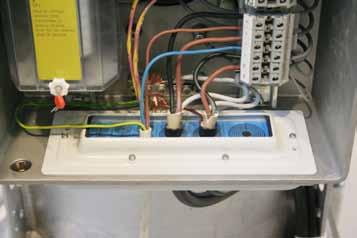 Tillval Tillbehör för installation av kablar Enkel kabelinstallation Roxtec CF 16 är ett kit för kabelgenomföring som kombinerar säker tätning av kablar i kopplingslådor med ett enkelt