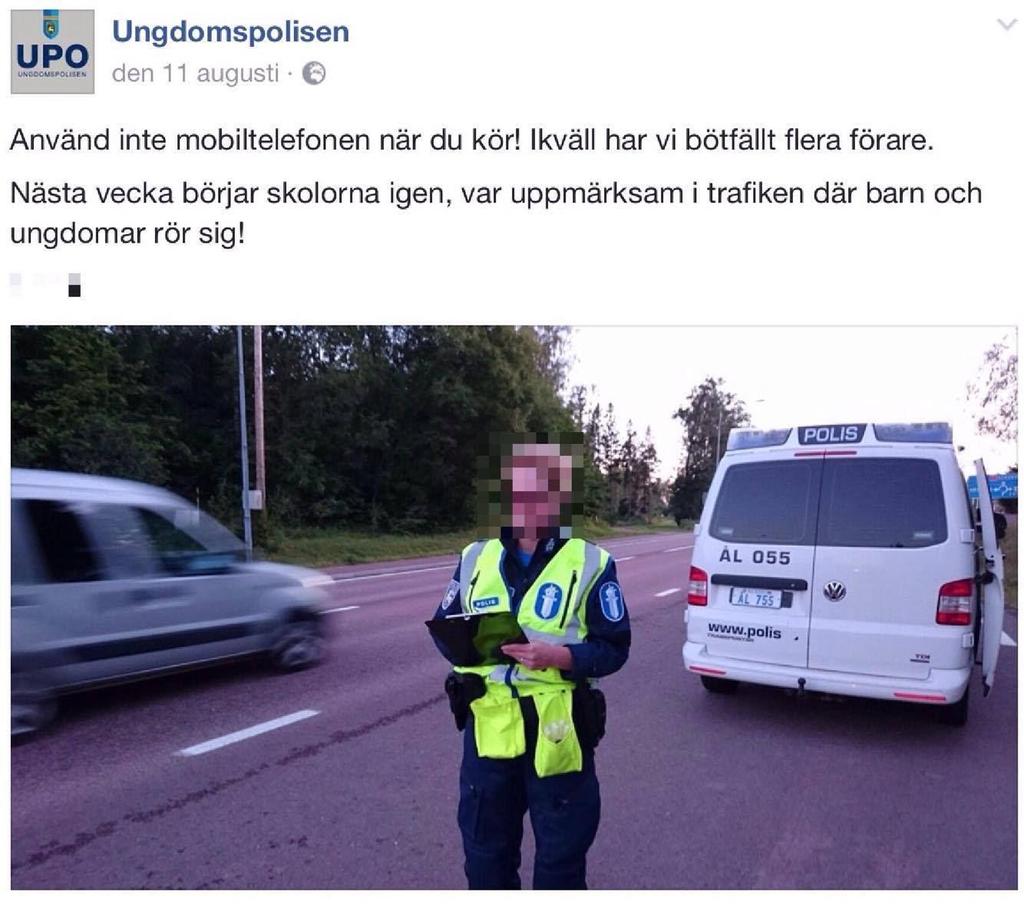 Inlägg 1. Polis står vid landsväg och bötfäller bilar. Uppmanar att inte använda mobiltelefonen under körning.
