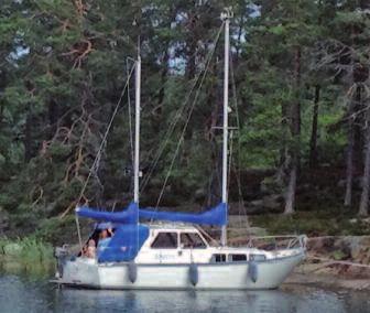 är ute och seglar regatta, de har ju likadana båtar, de vill nog helst ligga för sig själva och prata segling.