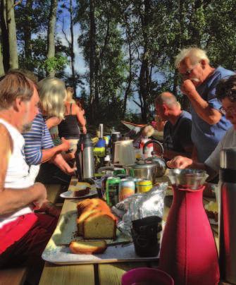 Stora segelbåtar och motorbåtar lägger sig gärna bredvid lika stora. Riktigt stora segelbåtar har vi bara sett ligga på svaj om det inte är en riktig hamn.