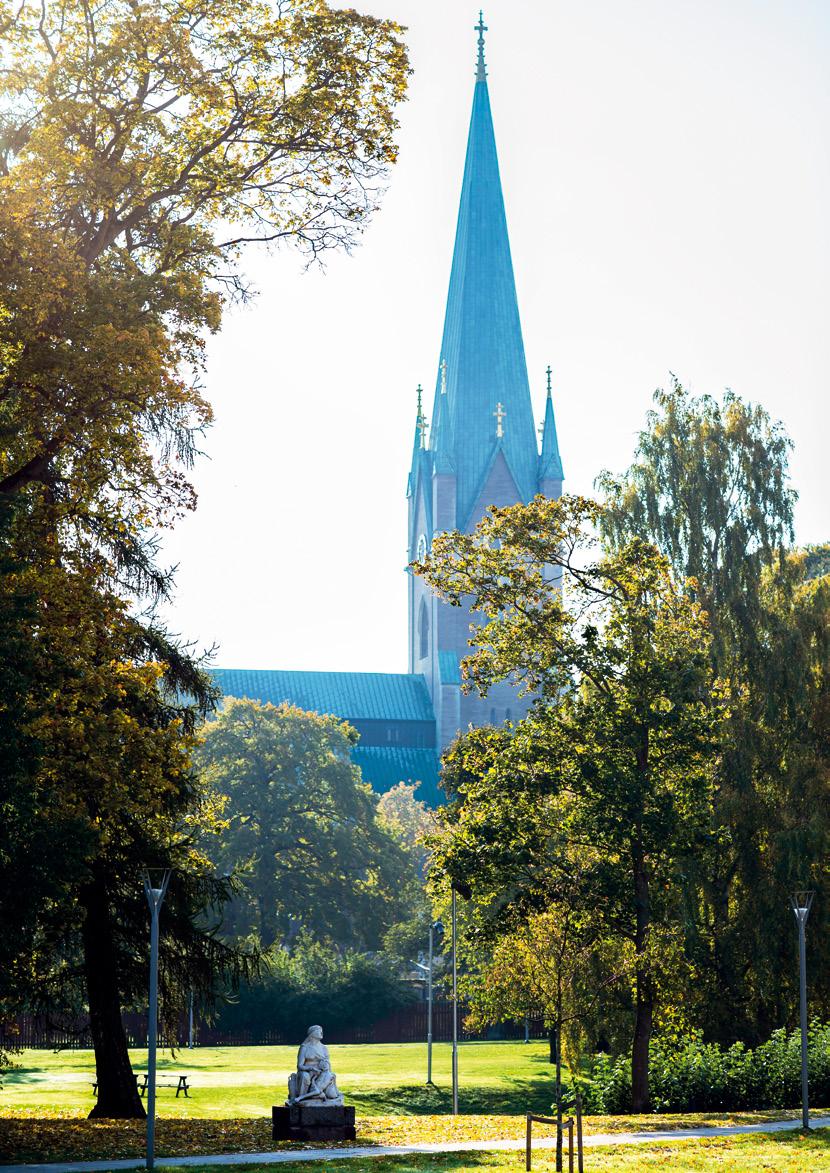 Omgiven av historiska byggnader i en av Linköpings äldsta stadsdelar med grönskande oaser i varje kvarter ligger Brf Platen.