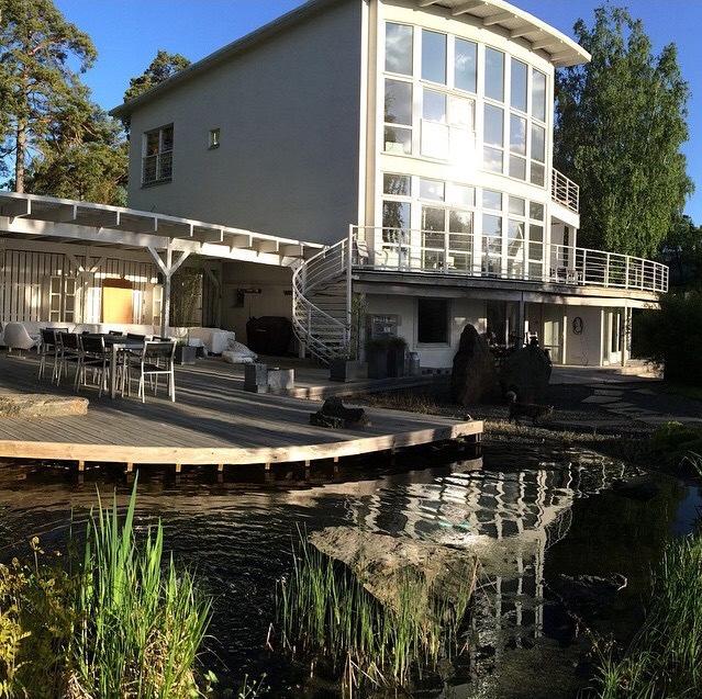 SÅPA & LINOLJESÅPA Innehåller: Kaliförtvålade tall/linoljefettsyror. kaliumsalter, Kaliumkarbonat och vatten. ph: 12-14 Åtgång: 1 liter såpa räcker till 10-15 kvadratmeter vid golvbehandling.