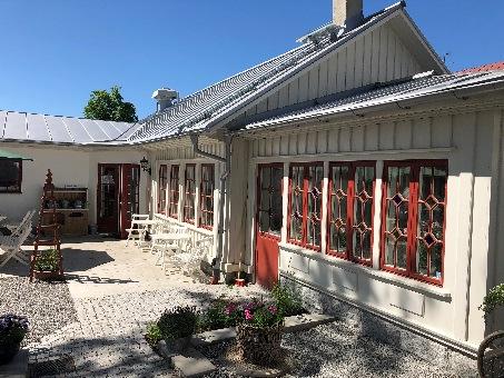 LINOLJEFÄRG Linoljefärg är en av våra äldsta färgtyper och har funnits i mer än 500 år. Färgen ger en levande, vacker och hållbar yta och innehåller olika linoljor och pigment.
