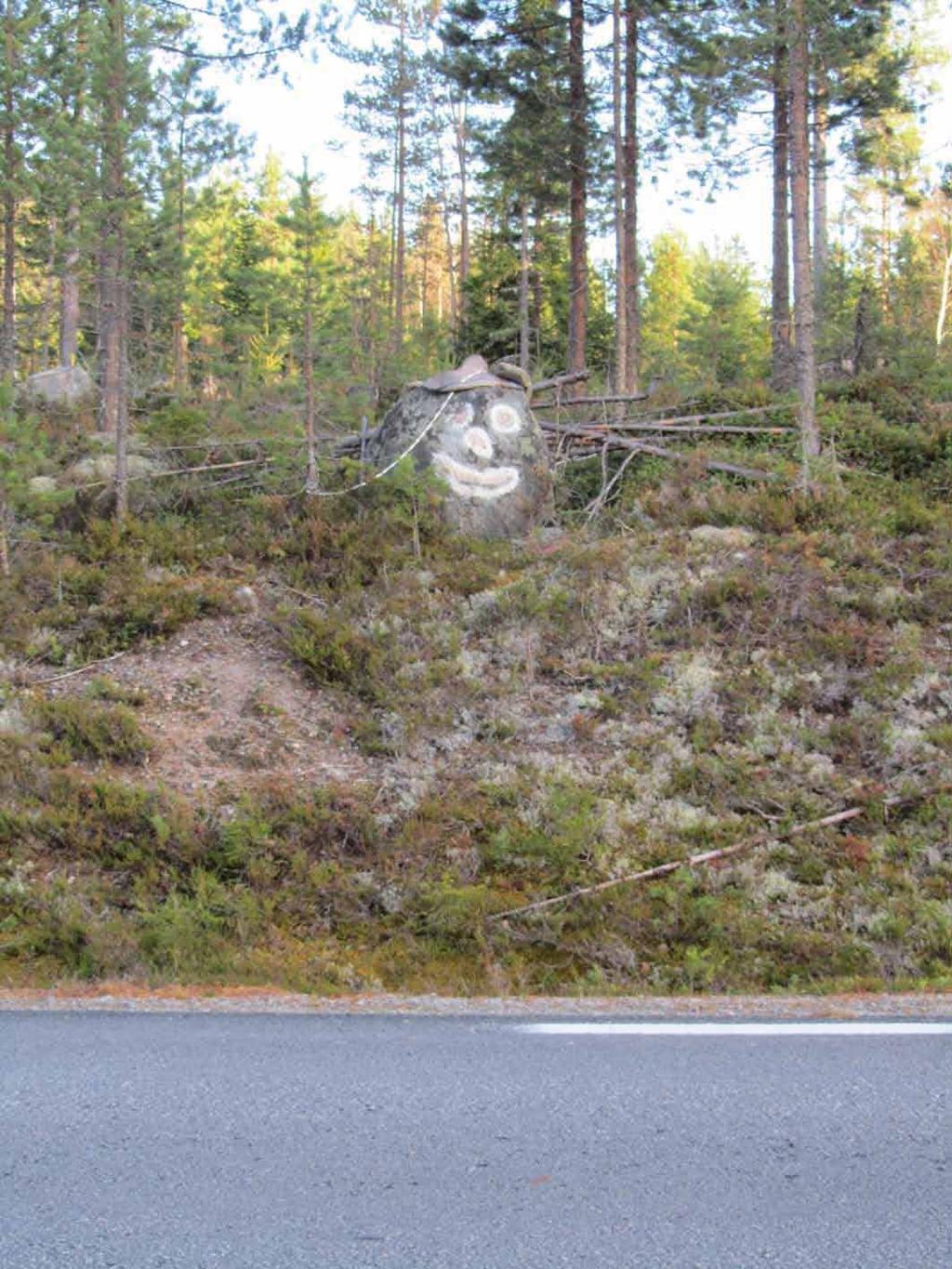 Nr SoH nr Lämningstyp Sida av väg Meter från väg 1 Husgrund S 10 2 Färdväg S 0 3 3 Färdväg S 0 4 Husgrund S 1 5 23857 Husgrund Ö 14 6 23925 Naturföremål m tradition V 15 7 Skåre/jaktvärn N 11 8