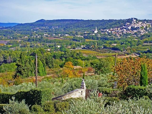 Det bästa av Provence, Isle sur la Sorgue Apt, 9 nätter 3(7) Lacoste ser du över dalen till nästa anhalt, byn Bonnieux. I Bonnieux finns två kyrkor den övre och den nedre.