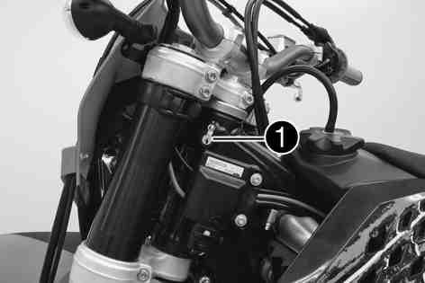 MANÖVERANORDNINGAR 23 5.41Styrlås (Alla EXC F modeller) Styrlåset sitter till vänster på styrhuvudet. Med styrlåset kan styret blockeras. Motorcykeln kan inte styras och därmed inte köras längre.