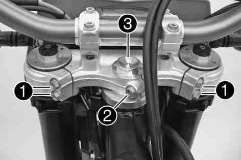 16Ställa in styrhuvudets lagerspel x (EXC F Factory Edition, EXC F SIX DAYS, XCF W SIX DAYS) 800022-10 Palla upp motorcykeln på mc-lyften. ( s 42) Lossa skruvarna. Ta bort skruven.