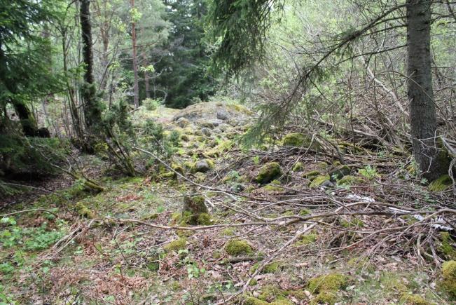 Den norra källargropen, Trosa-Vagnhärad 546, som tillhör Vreten i områdets nordöstra del. Trosa-Vagnhärad 546: I utredningsområdets nordöstra kant är två källargropar som tillhör torpet Vreten.