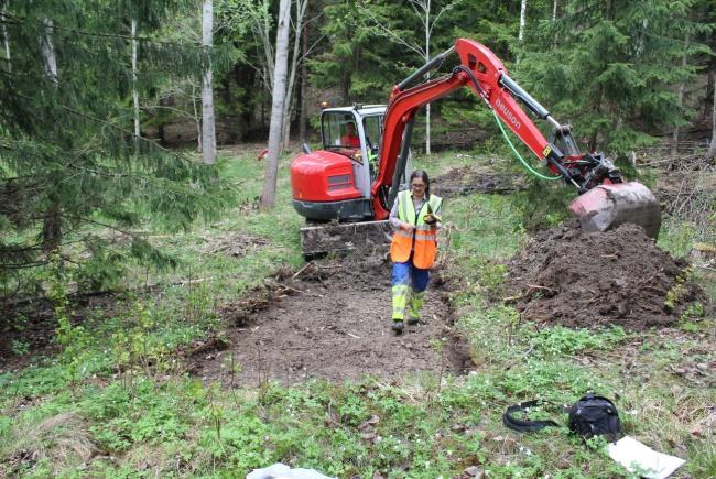 Figur 7. Skadad stensättning. Figur 8. Sökschakt inom Objekt 6. På bilden är maskinist Hans Karlsson och arkeologen Karin Beckman-Thoor, Kraka kulturmiljö.