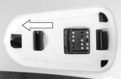 Placera båda kindkuddspartierna i rätt läge (se särskilda instruktioner i hjälmens bruksanvisning) så att knapparna knäpps; för hakbandet på plats i kindpartiet. Observera!