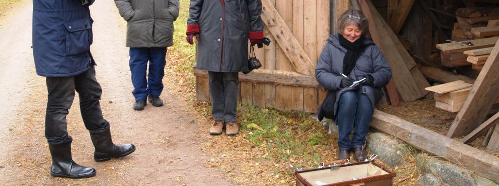 På den norra långsidan finns två olika ristningar med