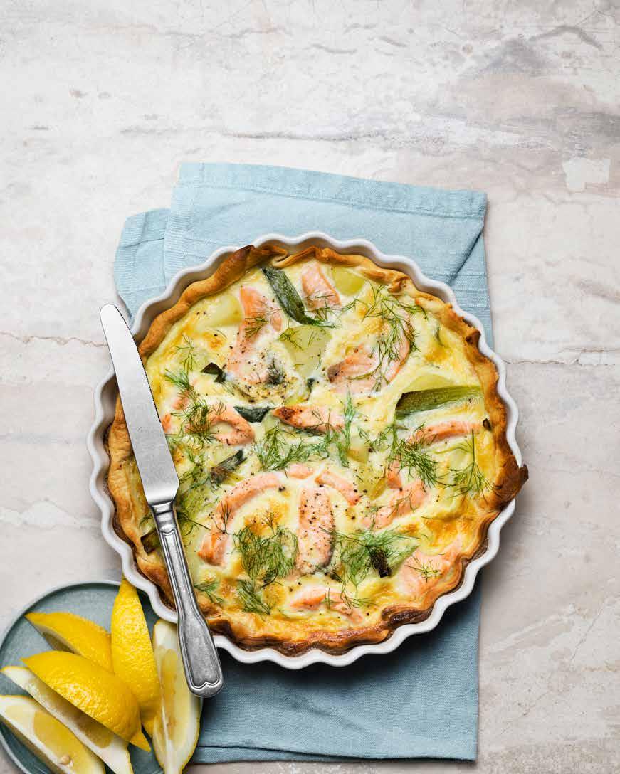 40 min Lax- och purjolökspaj 4 portioner Ugn: 175 1 pajeg (230 g) 3 ägg 2 l gräe 2 l mjölk 1 tsk salt ½ tsk svartpeppar ½