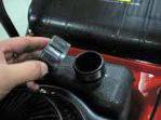 Drenering av drivstoff - Plasser en stor nok beholder under drenerings-skruen. - Skru opp og ta av bensinlokket. 7. Monter sideutkastersettet.
