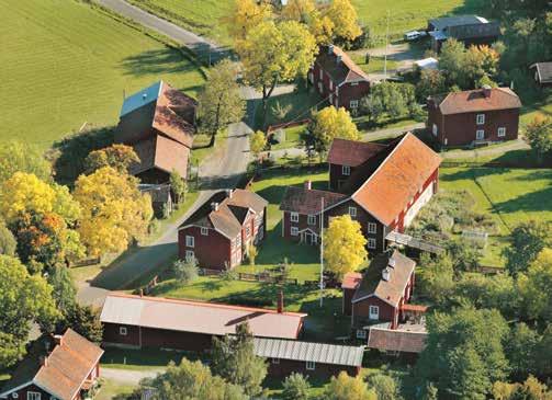 Dels är det ovanligt att vanliga bönder byggde så stora hus med så många och stora rum enbart avsedda för