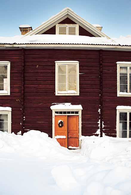 Vackra dörromfattningar Erik-Anders har som många andra gårdar längs kusten arbetade dörromfattningar, stället för de för landskapet så typiska brokvistarna.