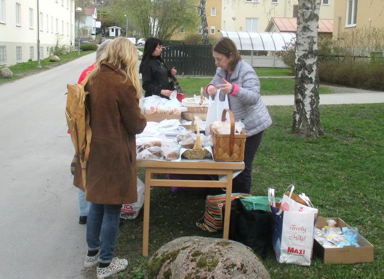 Det fungerade ju inte det här att vi skulle ha bord med olika priser, eftersom vi lade/placerade allt porslin på ett bord, leksaker på ett annat bord osv.