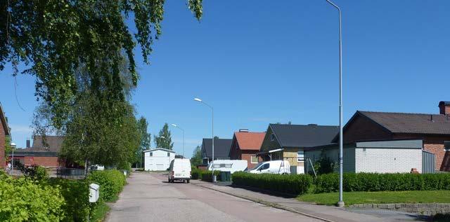9 utom planområdet Längs Villagatan ligger gavelställda enplanshus med källare och inredd vind. De har sadeltak och fasadmaterialen är tegel, puts och trä.