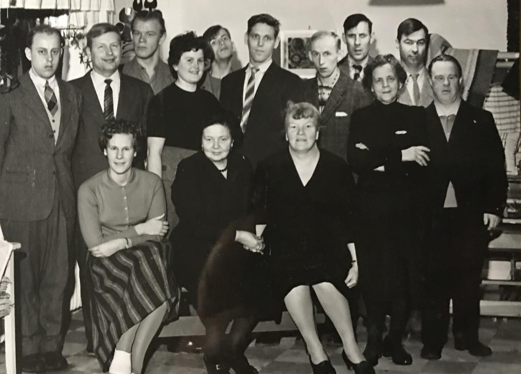 En gruppbild inifrån Granebo, sittande i mitten i svart, ägarduon syskonen Märta Broën och Inga Persson.