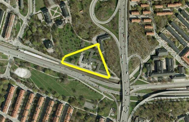 planområdet (gulmarkerat) med Drottningholmsvägen och tunnelbanespåren söder om Hotell