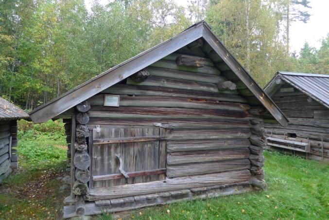 Objekt 70 Två stora timmerbyggnader med bilade stockar och tegeltak som har svaga spår av rödfärgsmålning (foto ovan t.h.).