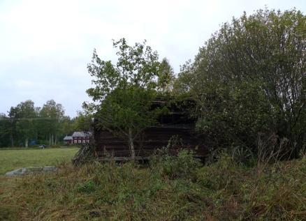 Objekt 51 Brädlada med tegeltak som står öppet i en beteshage (foto ovan mitten).