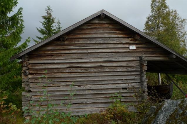 Objekt 5 Timrad bastu med bilade stockar och spåntak (foto ovan t.h).