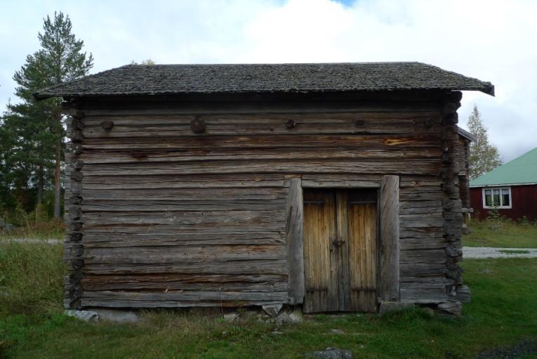Lavfloran är medelrik och på norra gaveln växer vedpyttelav Strangospora moriformis, flarnlav Hypocenomyce scalaris,