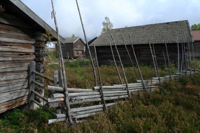 Objekt 8 Timmerbyggnad med bilade stockar och spåntak (foto ovan t.h). Bofäjs.
