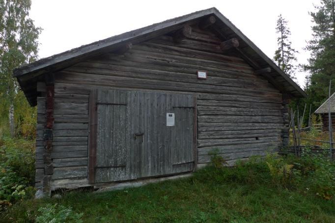 Utav ladkantlaven hittas tre bålar täckande ungefär lika många kvadratcentimeter. Objekt 9 Timrad fäbodstuga med bilade stockar och spåntak.