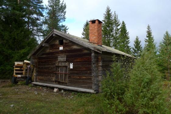Gnarp, Norr om å Objekt 10 Brädlada med tak av pannplåt som står mitt i en vallåker (foto nedan t.v.). Ladan är i ganska dåligt skick.