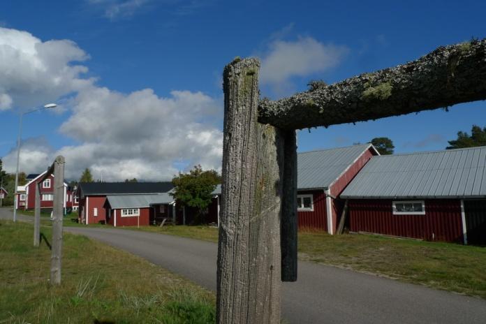 Oftast är stolparna gjorda av telefonstolpar och på dessa ligger långa granslanor.
