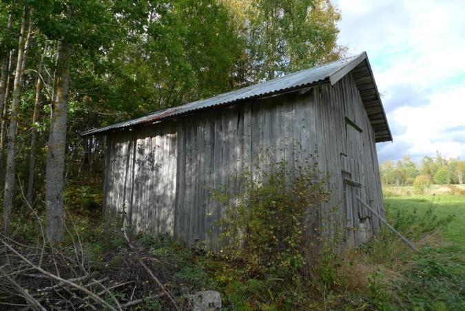 Objekt 31 Brädlada med tak av pannplåt som står mellan två vallåkrar (foto ovan t.h.).