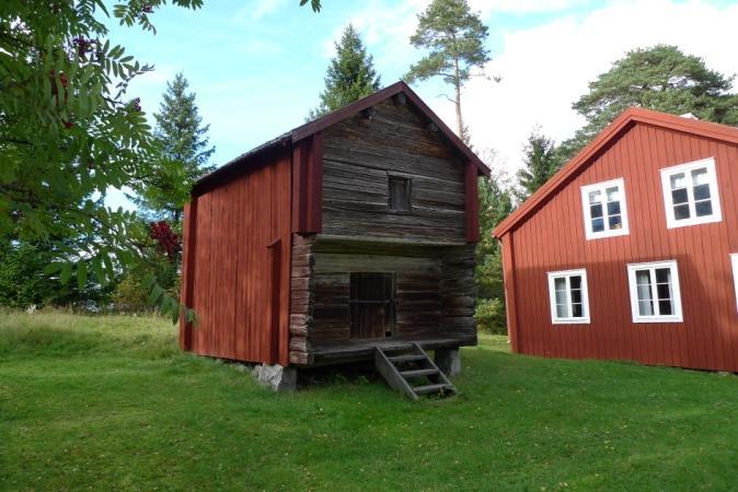 Bergsjö hembygdsgård Objekt 35 Timrat härbre med spåntak där alla sidor är brädklädda och rödfärgsmålade utom framsidan.