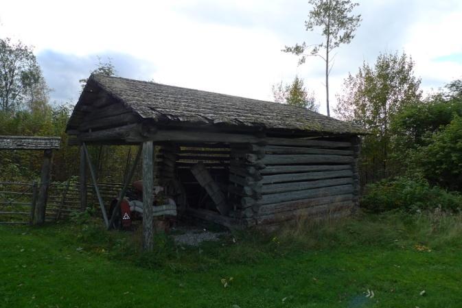 Objekt 36 Timmerbyggnad med rundvirkesstockar och spåntak.