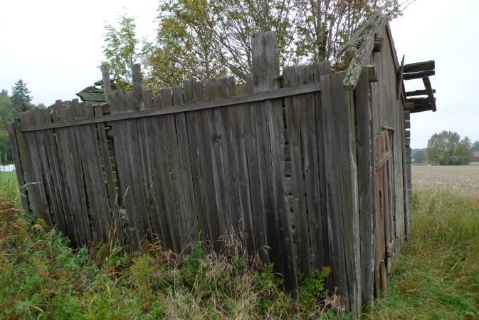 Byggnaden har tidigare varit rödfärgsmålad men färgen har börjat blekna. Lavfloran är ganska sparsam.