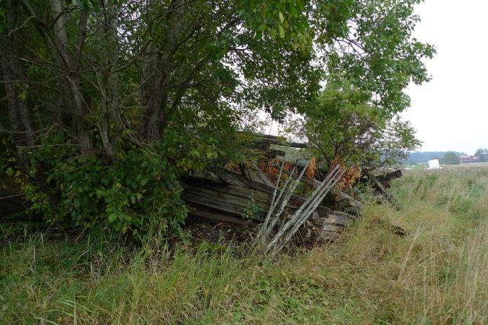 Objekt 61 Ladruin av inrasad timmerlada i kanten mellan vallåker och skog (foto ovan t.h.).