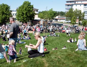 På Runnevå l är just nu bara en villatomt ledig och både där och på allåsen har de första familjer na flyttat in.