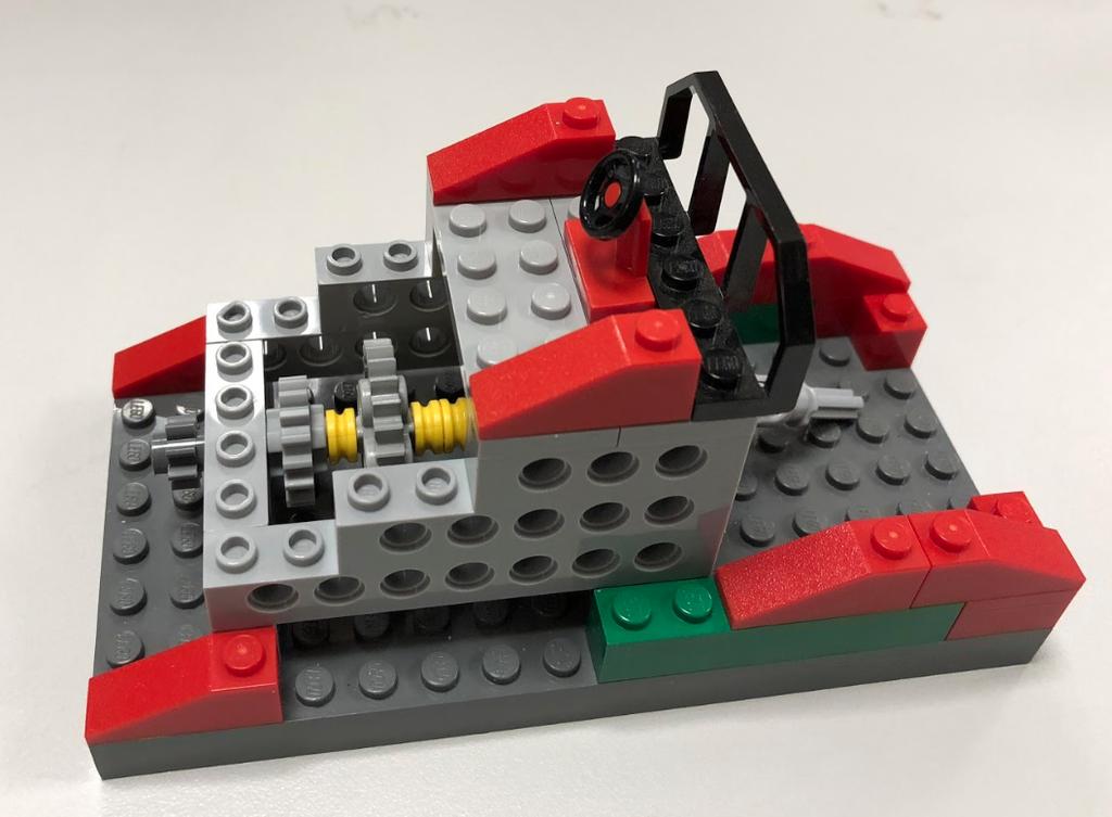 4. RESULTAT 4.1 Modellbygge Monteringslinan som användes i projektet består av fyra stationer där montering av tre olika legomodeller utfördes.